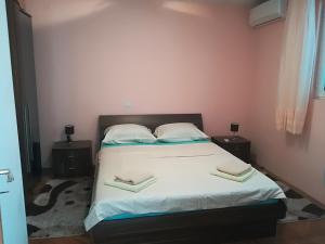 Una cama o camas en una habitación de Apartments Vukovic