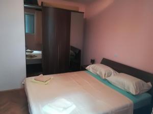 Una cama o camas en una habitación de Apartments Vukovic