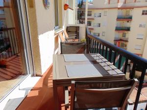 フエンヒロラにあるOne bedroom, top floor, by the sea, Fuengirolaのバルコニー(テーブル、椅子付)