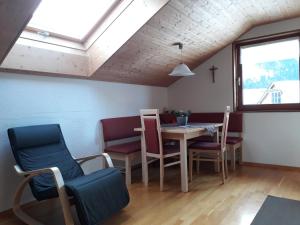 d'une salle à manger avec une table, des chaises et une fenêtre. dans l'établissement Haus Erna Schoppernau, à Schoppernau