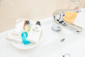 un lavandino in bagno con spazzolini da denti e dentifricio di Linsfort Guest House a Boyle