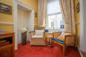 un soggiorno con due sedie e una finestra di Linsfort Guest House a Boyle