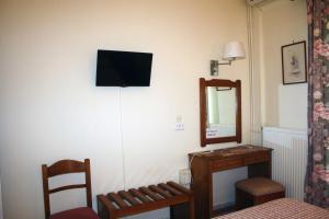 Μια τηλεόραση ή/και κέντρο ψυχαγωγίας στο Georgia Apartments & Studios Corfu