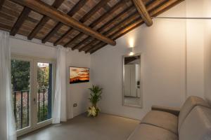 TV a/nebo společenská místnost v ubytování Palazzo Cini Luxury Rooms in Pisa