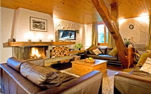 ein Wohnzimmer mit einem Sofa und einem Kamin in der Unterkunft White Chalet in Chamonix-Mont-Blanc