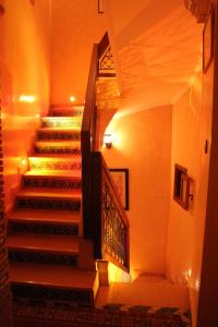 マラケシュにあるリヤド タガズットの灯り付きの建物内の一連の階段