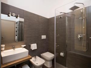 A bathroom at 111 ColaDiRienzo Rooms - by AD Roma Még 31 kép
