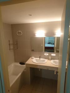 A bathroom at Appartement Hay Riad