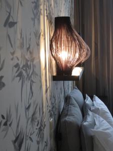 سرير أو أسرّة في غرفة في Hotel Alegria