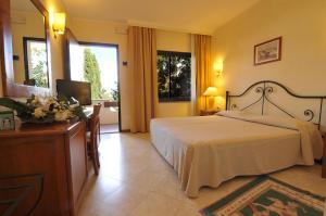 Ein Bett oder Betten in einem Zimmer der Unterkunft Hotel Airone isola d'Elba