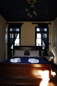 Hotel Kamares في تسيبيلوفو: غرفة نوم عليها سرير وفوط