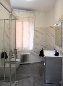een badkamer met toilet, wastafel en bad bij Residenza Ca Trinità in Venetië +17 foto's