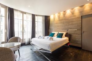 パリにあるCMG - Deluxe Tour Eiffel - 42の木製の壁のベッドルーム1室(ベッド1台付)