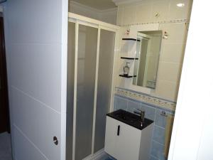 a bathroom with a sink and a mirror at Casasjerezanas Mariposa in Jerez de la Frontera
