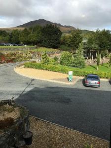 um carro estacionado na berma de uma estrada em Grove House Bed & Breakfast em Carlingford