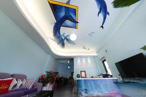 馬公市的住宿－美海奇民宿，客厅的天花板上装饰有海豚壁画