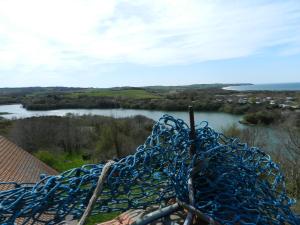 - une vue sur la rivière depuis le sommet d'une maison dans l'établissement Hôtel Le Vivier WISSANT - Vue Mer - Côte d'Opale - Baie de Wissant - 2CAPS, à Wissant