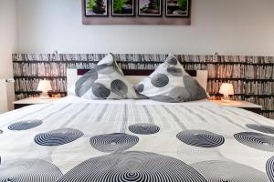 um quarto com uma grande cama branca com almofadas em Suite-Apartment-Essen em Essen