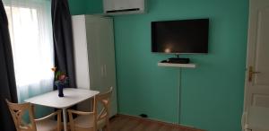 Televízia a/alebo spoločenská miestnosť v ubytovaní Joy Guesthouse
