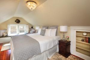a bedroom with a bed and a dresser at Calderwood Inn in Healdsburg