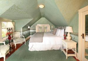 1 dormitorio con cama blanca y techo azul en Calderwood Inn, en Healdsburg