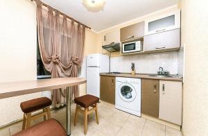 een kleine keuken met een wasmachine en een wastafel bij ЦЕНТР,1К КВАРТИРА М.КЛОВСКАЯ in Kiev