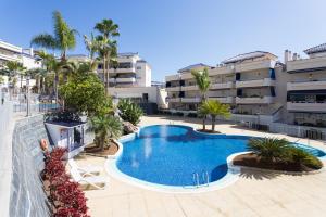 een afbeelding van een zwembad voor een gebouw bij El Ancla in Los Cristianos