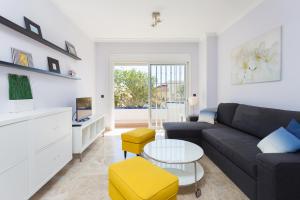 een woonkamer met een bank en een tafel bij El Ancla in Los Cristianos