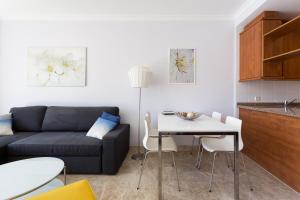 een woonkamer met een bank en een tafel bij El Ancla in Los Cristianos