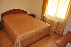 Un pat sau paturi într-o cameră la Armenia VanSevan Hotel
