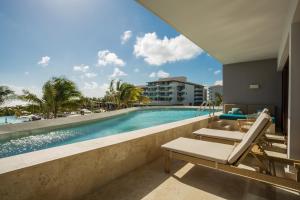 vista sulla piscina di un resort di Dreams Playa Mujeres Golf & Spa Resort - All Inclusive a Cancún