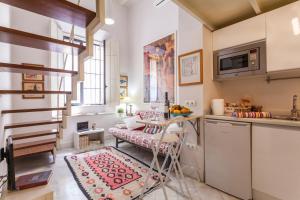 uma cozinha com um balcão e uma mesa num quarto em Sevilla Home Center em Sevilha