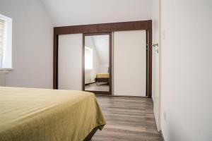 een slaapkamer met een bed en een glazen schuifdeur bij La Strada in Sebeş