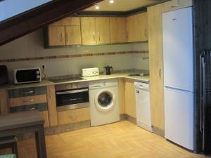A kitchen or kitchenette at Apartamentos El Majuelo