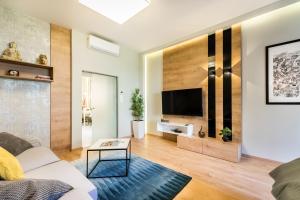 ブダペストにあるBpR Pixies Design Homeのリビングルーム(ソファ、テレビ付)