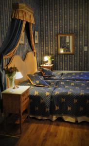 1 dormitorio con cama, mesa y espejo en Hotell Torpa Pensionat - Sweden Hotels, en Södertälje