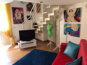 - un salon avec un canapé rouge et un escalier dans l'établissement Loft delizioso, à Cagliari