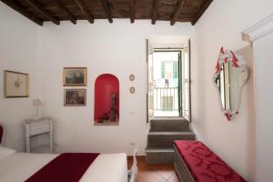ein Schlafzimmer mit einem Bett und einer Treppe in der Unterkunft Il Valentino in Castel Gandolfo