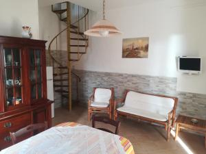 ピッツォルンゴにあるA Due Passi Dal Mareのベッドルーム1室(ベッド1台、椅子、階段付)