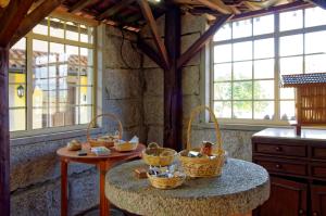 eine Küche mit Körben auf einem Tisch in einem Zimmer in der Unterkunft Zen Vouga in Ribeiradio