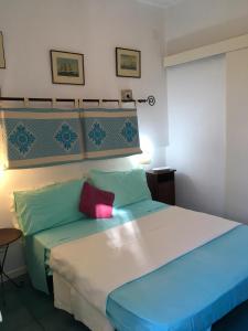 スティンティーノにあるB&B Villa Piera Montecuccoのベッドルーム1室(大型ベッド1台、青とピンクの枕付)