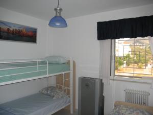 um quarto com 2 beliches e uma janela em Seaside Modern Apartment - Explore Athens and Beyond em Porto Rafti