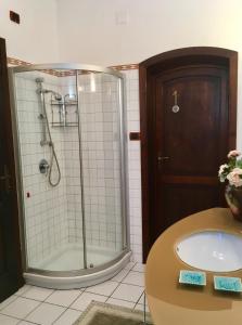 ein Bad mit einer Dusche und einem Waschbecken in der Unterkunft B&B Villa Piera Montecucco in Stintino