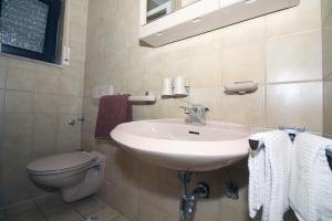 Koupelna v ubytování Apartmani Amado/Lozic + 37 fotografií
