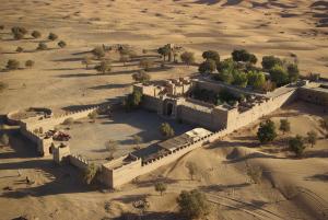 eine Luftansicht eines Gebäudes in der Wüste in der Unterkunft Auberge De Charme Les Dunes D´Or in Merzouga