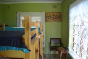 Tempat tidur susun dalam kamar di Mkhumbane Backpackers