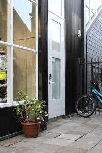 una bicicleta estacionada fuera de una casa con una puerta en Fresia Suite, en Pucón