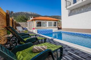 Bazén v ubytovaní Holiday Home Chester with Heated Pool alebo v jeho blízkosti