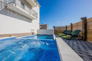 Bazén v ubytovaní Holiday Home Chester with Heated Pool alebo v jeho blízkosti