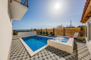 Bazén v ubytovaní Holiday Home Chester with Heated Pool alebo v jeho blízkosti